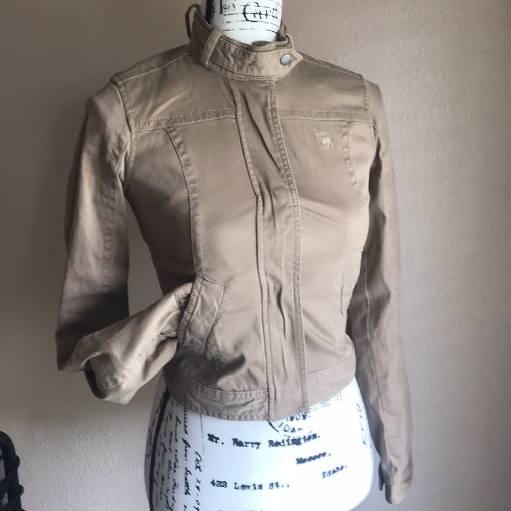 VINTAGE ABERCROMBIE Cropped Beige Jacket, Size Small! Plaid lining inside.☺️!!